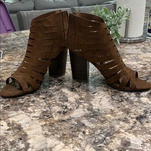 Brown Carlos Santana suede heels 👠